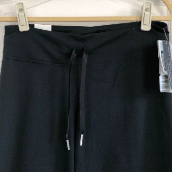 NEW Women's Size Small Under Armour Studio Perfect Capri Pants Black 1236304-001 - Picture 2 of 5